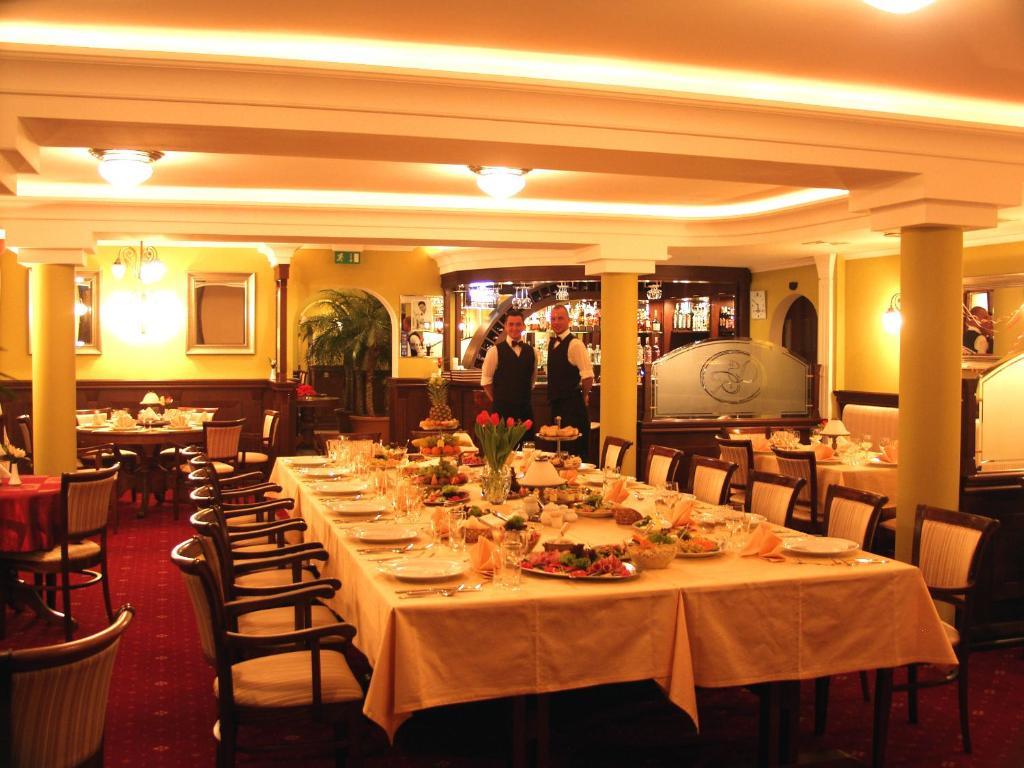 Hotel San Remo Zgierz Esterno foto