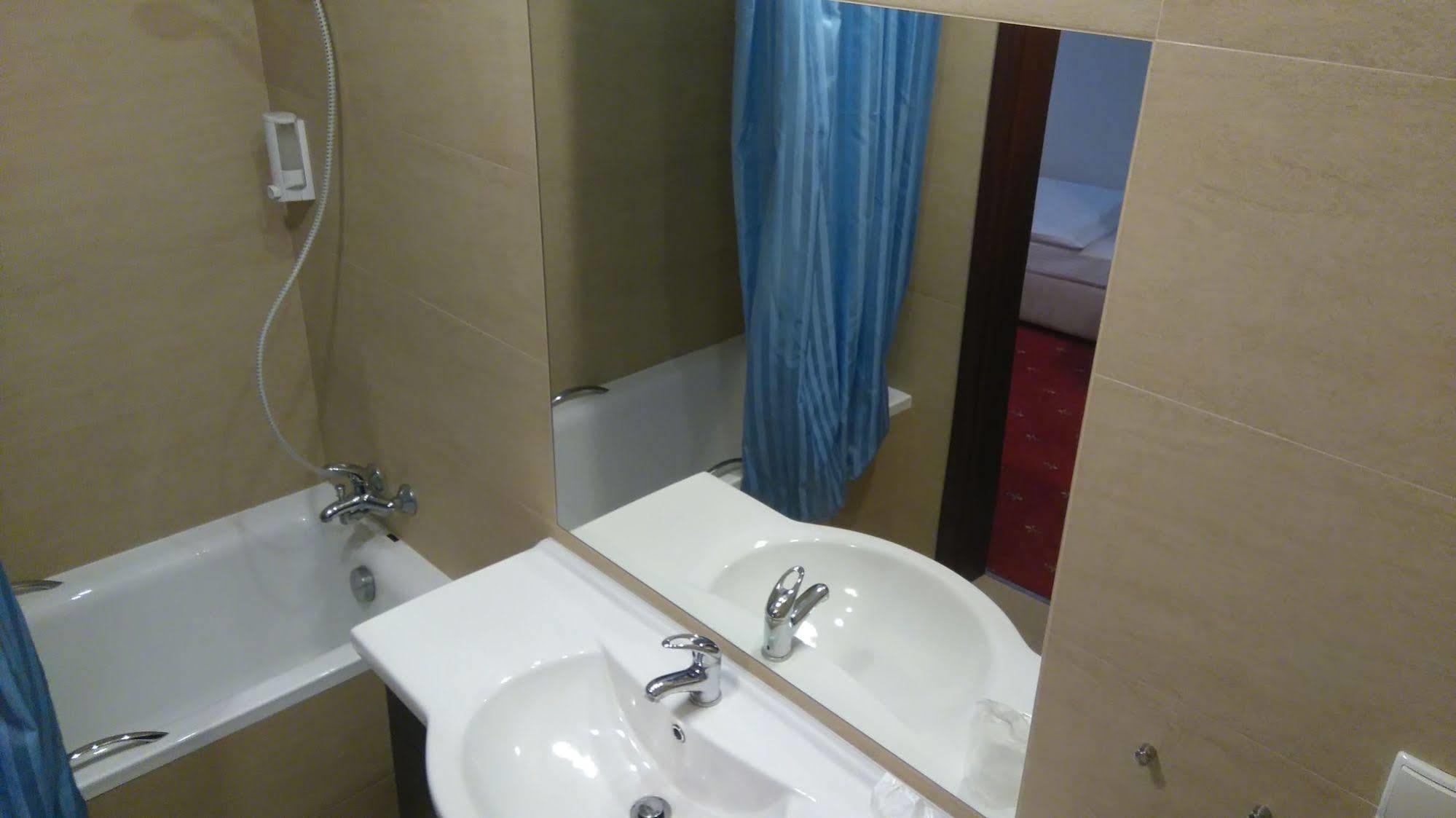 Hotel San Remo Zgierz Esterno foto