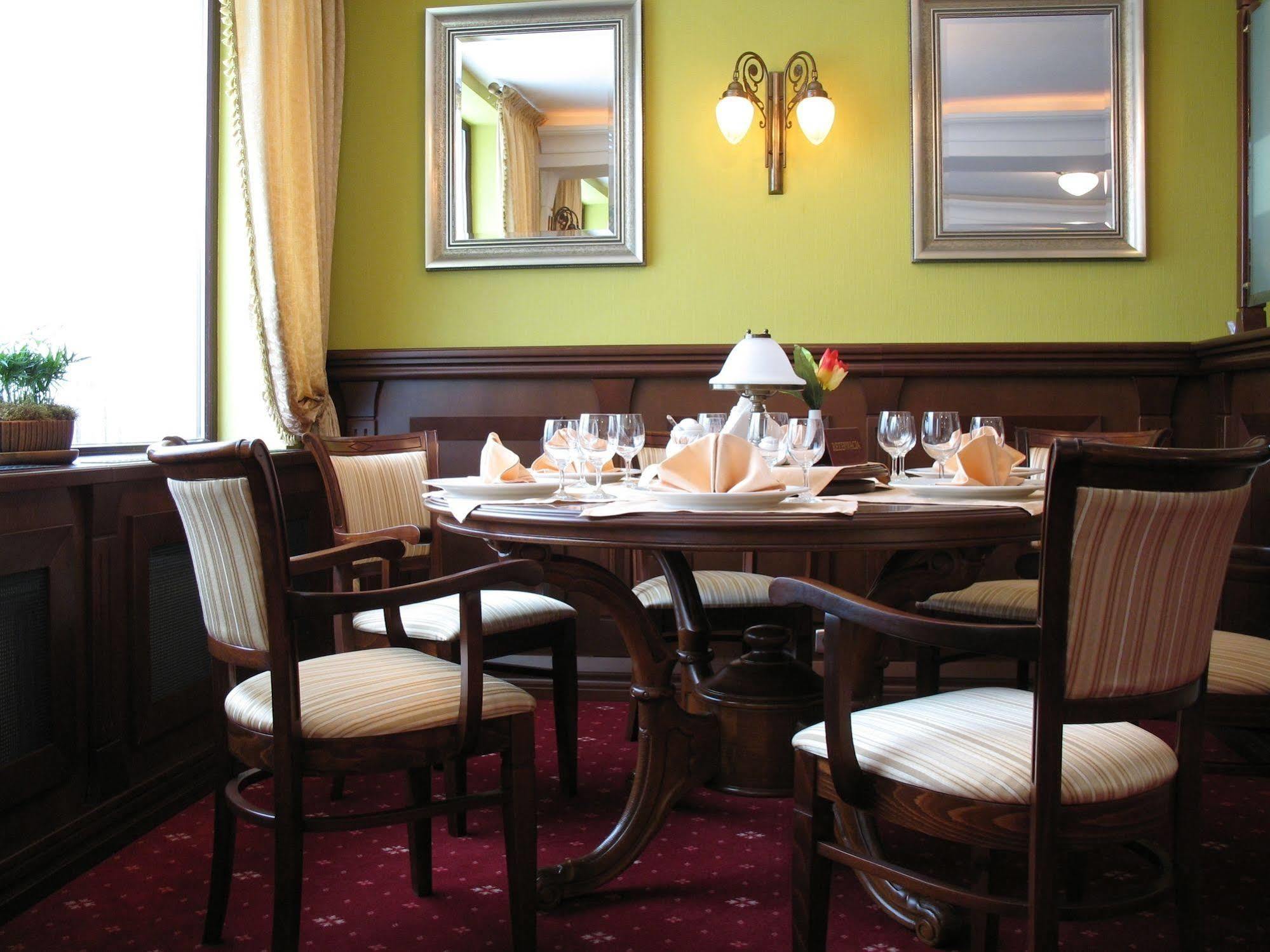 Hotel San Remo Zgierz Esterno foto