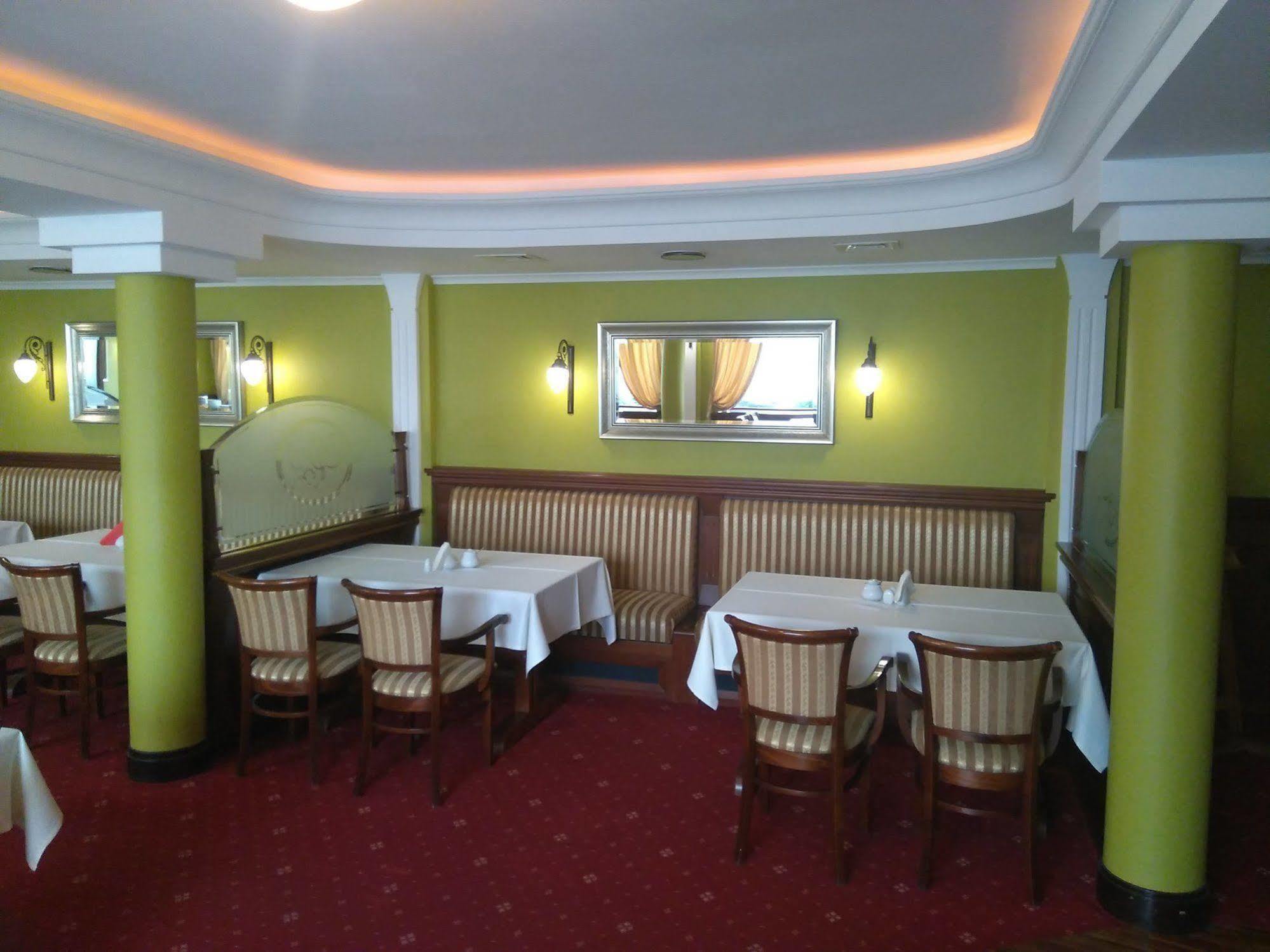 Hotel San Remo Zgierz Esterno foto