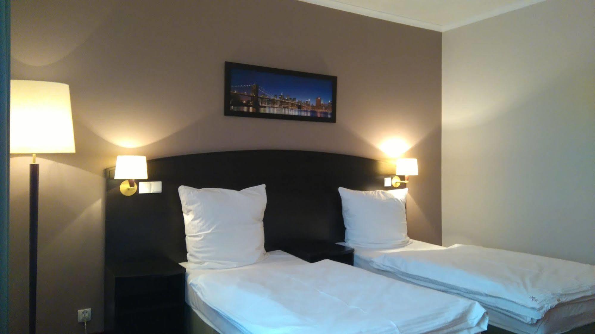 Hotel San Remo Zgierz Esterno foto